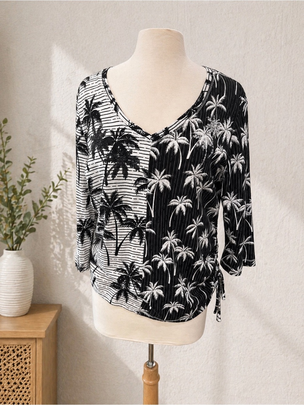 Women's Black & White Palm-Print V-Neck Long Sleeve Top
